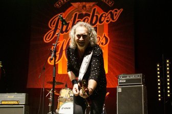 Zwickau: Mitreißendes Glam-Rock-Tanzkonzert in der „Neuen Welt“ - Jeff Brown, Ex-Sweet-Bassist und Bandleader der Jukebox Heroes, kennt die „Neue Welt“ noch aus Oldieparty-Zeiten und spielt gern vor Zwickauer Publikum.
