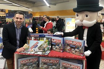 Zwickau Monopoly gibt's jetzt als 900-Jahre-Sonderedition - Florian Freitag (l.), geschäftsführender Gesellschafter der PolarI1 GmbH und Mister Monopoly präsentierten die 900-Jahre-Sonderedition des Zwickauer Monopoly-Spiels.