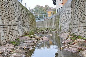 Zwickau: Moritzbach hat jetzt höhere Mauer -