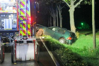 Zwickau: Motor wird nach Kollision aus dem Fahrzeug gerissen - Der Fahrer kam mutmaßlich wegen überhöhter Geschwindigkeit von der Fahrbahn ab und prallte gegen einen Baum.