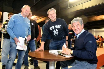 Zwickau: Motorsportfans drängen sich im Horch-Museum - Schon vor Beginn des Vortrags musste Christian Geistdörfer Foto- und Autogrammwünsche erfüllen.