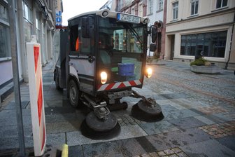 Zwickau muss sparen: Straßen sollen künftig seltener gereinigt werden - Nicht nur auf der Hauptstraße werden die Kehrmaschinen künftig seltener unterwegs sein. Droht eine schmutzigere Innenstadt?