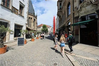 Zwickau: Nach dem Ende des Schocken-Baus sollen Marienstraße, Mariengässchen und Marienplatz umgestaltet werden - Ab 2024 soll die Marienstraße zwischen Hauptmarkt und Lieferzufahrt Zwickau-Arcaden ausgebaut werden. Dabei soll mehr Wert auf den Fußgängerverkehr gelegt werden.