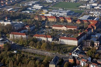 Zwickau: Nach räuberischer Erpressung Zeugen gesucht - An der Haltestelle im Vordergrund stiegen Opfer und Täter aus, rechts in der Kopernikusstraße kam es dann zu der Straftat.