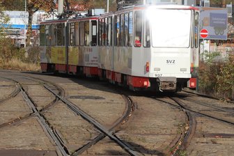 Zwickau: Nach Wartungsarbeiten soll es weniger Lärm durch die Straßenbahn geben - Durch Abschleifen der Gleise sollen Straßenbahnen wieder leiser fahren.
