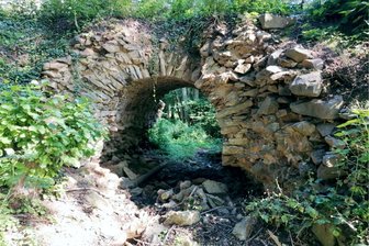 Zwickau: Natursteinbogenbrücke über den Planitzbach erinnert an Bergbau - Die Natursteinbrücke über den Planitzbach ist eines der letzten Zeugnisse der regionalen Bergbau- und Hüttengeschichte.