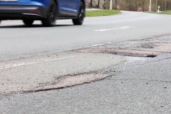 Zwickau-Neuplanitz: Wichtige Zufahrtsstraße wird ab Herbst zur Baustelle - Die Neuplanitzer Straße bekommt im Herbst auf einem Teilstück eine neue Asphaltdecke.
