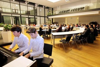 Zwickau: Oberbürgermeisterin empfängt ausländische Studierende - Beim Empfang der ausländischen Studierenden der WHZ gab es auch ein musikalisches Rahmenprogramm.