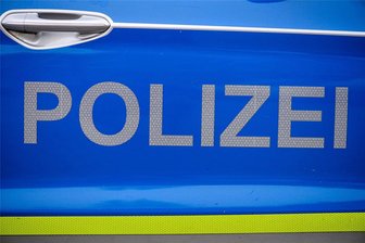 Zwickau-Oberplanitz: Polizei sucht den Besitzer einer Holzfigur - Drei Jugendliche ließen auf der Flucht vor der Polizei eine Holzfigur zurück. Jetzt wird der Eigentümer gesucht.