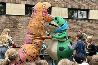 Zwickau organisiert Kindertagsfeste und startet Spielstadt-Anmeldung - Dinosaurier heiratet Frosch: Programmpunkt einer früheren Spielstadt-Aktion.