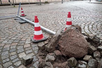 Zwickau: Ortsunkundiger Autofahrer verliert in der Stadtmitte offenbar die Orientierung und fällt ein Straßenschild - Hier gibt es Arbeit für das städtische Tiefbauamt.