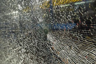 Zwickau: Pflasterstein fliegt gegen Schaufenster von Juweliergeschäft - Das Schaufenster eines Juweliergeschäfts ist zersplittert.