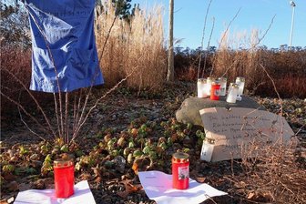 Zwickau: Pfleger protestieren still gegen die Impfpflicht - Kopien von Berufsurkunden, Grablichter und Botschaften wurden am Kreisverkehr abgelegt. Die Gegenstände sind inzwischen weggeräumt.