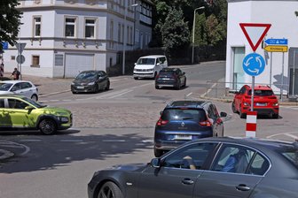 Zwickau-Planitz: Nach Marktumbau folgt Sanierung der Äußeren Zwickauer Straße - Der Kreisverkehr in Oberplanitz soll im kommenden Jahr eine neue Fahrbahndecke bekommen.