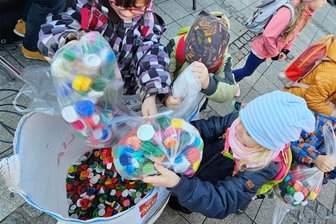 Zwickau: Plastikverschlüsse sammeln, um etwas gegen Kinderlähmung zu tun - Auch Kinder haben sich an der Deckelaktion beteiligt.
