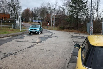 Zwickau-Pölbitz: Teilstück der Schubertstraße bekommt neuen Fahrbahnbelag - Die Schubertstraße ist wegen ihres schlechten Zustandes dem Schwerlastverkehr kaum noch gewachsen.