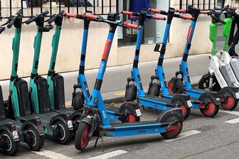 Zwickau: Polizei stellt einen E-Roller sicher - E-Roller (Symbolfoto) sind in Städten beliebt. Jetzt die die Polizei ein solches Fahrzeug sichergestellt.