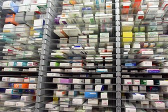 Zwickau: Raub in Apotheke – Mann hat ein Messer dabei - Nachdem der Tatverdächtige das geforderte Medikament nicht ausgehändigt bekam, schnappt er sich andere Medikamente und verschwand.