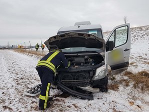 Zwickau: Reisebus kommt von A72 ab - 