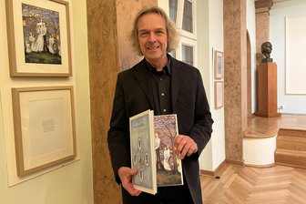 Zwickau: Robert-Schumann-Haus zeigt Ausstellung im Rahmen des Kulturhauptstadtjahres - Der Leiter des Schumannhauses Thomas Synofzik mit dem Buch „Märchenbilder“.