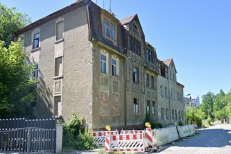 Zwickau-Schedewitz: Hausruine an der Bahnstraße wird erneut zwangsversteigert - An der Bahnstraße in Zwickau stehen noch zwei marode Häuser zur Zwangsversteigerung.