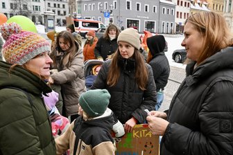 Zwickau schließt erste Kita und kündigt an: Jeder zweite Betreuungsplatz muss wegfallen - Oberbürgermeisterin Constance Arndt (rechts) vor dem Rathaus im Gespräch mit demonstrierenden Eltern, Erziehern und Kindern.
