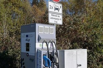 Zwickau: Schnellladesäulen-Netz für E-Autos wird dichter - Am Autohof Härtensdorf an der A72 existieren bereits drei Schnellladepunkte. Bis Jahresende kommen weitere hinzu.