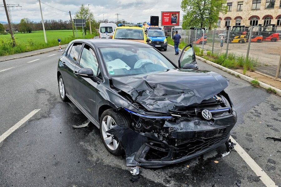 Zwickau: Schon wieder Unfall auf Umleitungsstrecke - Der VW musste - genau wie der Opel - nach dem Unfall auf der B 173 abgeschleppt werden. 
