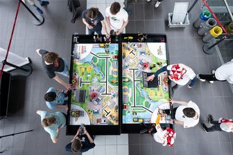Zwickau: Schüler bauen autonom agierende Roboter - Schüler mit ihren Robotern in Aktion.
