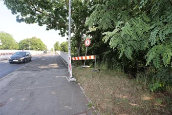 Zwickau: Seit Jahren verschwundener Weg jetzt offiziell aus Verzeichnis gestrichen - Von der Schedewitzer Brücke führte eine Treppe zum Weg. Diese ist seit 2008 wegen Baufälligkeit gesperrt.