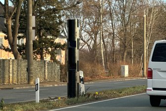 Zwickau setzt auf Blitzer: Neue Säule an der Reichenbacher Straße - Seit ein paar Tagen steht an der Reichenbacher Straße in Zwickau ein neuer Blitzer.