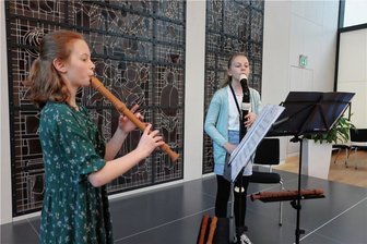 Zwickau singt und klingt: 16 Teilnehmer zeigten höchste Perfektion - Im Bürgersaal spielten Letizia Schebitz (11, links) und Ella Paul (11) Blockflöte. 
