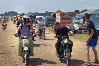 Zwickau: So groß wird Deutschlands größtes Simson-Treffen unter Pandemie-Bedingungen - Am Rande der Fahrstrecken gab es beim Treffen im Juli 2019 mehr oder weniger gewollte Abkühlungen und jede Menge Spaß.