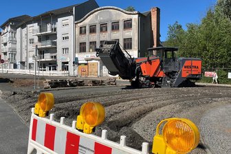 Zwickau startet Marktumbau in Planitz: Händler machen sich Sorgen - Mit dem Abfräsen des Straßenbelags haben am Mittwoch die Bauarbeiten auf dem Planitzer Markt offiziell begonnen. Der Marktplatz ist gesperrt, der Wochenmarkt weg, die Bushaltestelle verlegt, die Geschäfte zu erreichen – aber nur auf Umwegen. Bei etlichen Anliegern liegen die Nerven blank.