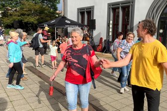 Zwickau startet mit Musik in den Sommer - Die Gruppen Tanzvolk und Saitenspiel animierten vor dem Gewandhaus Zuhörer zum Mittanzen.