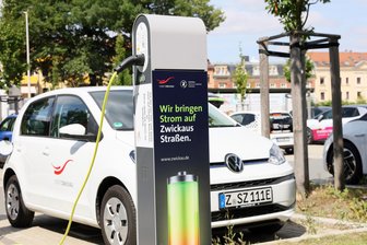 „Zwickau steht und fällt mit der Automobilindustrie“ - Streit über E-Mobilitätskonzept im Stadtrat - E-Ladesäule im Zwickauer Stadtgebiet. Im Stadtrat wurde über die Umsetzung des Mobilitätskonzepts diskutiert.