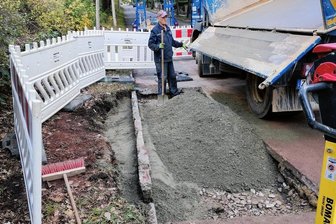Zwickau: Straßenschäden nach Wasserrohrbruch in Marienthal - Die Baustelle, wo sich am Donnerstagnachmittag der Rohrbruch ereignet hatte, wurde am Freitagnachmittag bereits wieder zugeschüttet.