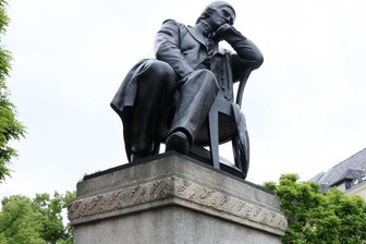Zwickau: „Summer swing“ bekommt ein Rock-Pendant - Geswingt wird bereits am Schumann-Denkmal. Nun kommt noch Rockmusik dazu.