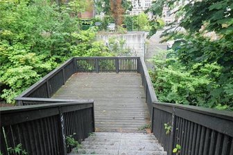 Zwickau: Tiefbauamt lässt Brücke über den Marienthaler Bach abreißen - Die Brücke über den Marienthaler Bach, das sogenannte Podest zwischen Lutherpark und Pflegeheim, kommt weg.