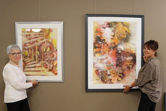 Zwickau: Tina Gehlert zeigt Aquarelle, Acrylmalerei und Mischtechniken - Beim Aufbau der Ausstellung: Tina Gehlert (rechts) und Renate Lang vom Kunst- und Kulturverein.