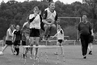 Auf dem Fußballplatz war Bernd Wutzler (rechts) bis zu seiner schweren Erkrankung in seinem Element. Das Foto zeigt ihn bei einer Trainingseinheit des DFC Westsachsen Zwickau im Sommer 2021. 
