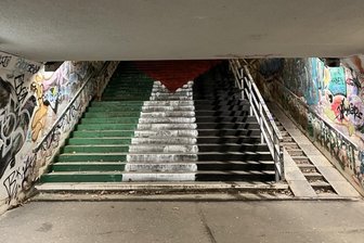 Zwickau: Tunnelausgang mit Palästina-Fahne bemalt - Im Tunnel am Ende der Bahnhofstraße in Zwickau wurde die Treppenanlage in eine Palästina-Fahne verwandelt.