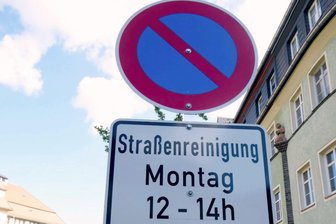 Zwickau überträgt Anliegern mehr Pflichten bei Straßenreinigung - Für die Straßenreinigung werden wieder zeitweise Parkverbote ausgewiesen.
