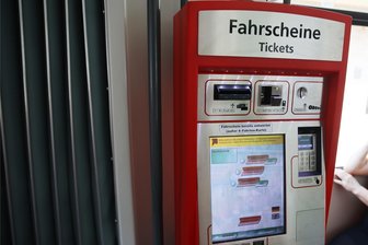 Zwickau: Unbekannte beschädigen Fahrkartenautomaten - Der Ticketautomat am Hauptmarkt in Zwickau ist beschädigt worden.