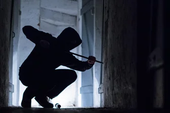 Zwickau: Unbekannte machen fette Beute in einem Wohnhaus - Unbekannte sind am Samstagabend in ein Haus in Zwickau-Weißenborn eingestiegen.