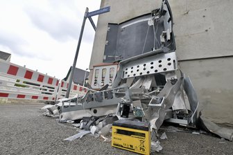 Zwickau: Unbekannte sprengen Zigarettenautomaten - Den Überresten nach zu urteilen, muss die Sprengkraft enorm gewesen sein.
