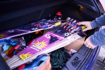 Zwickau: Unbekannte stehlen Feuerwerkskörper aus Kaufland - Unbekannte haben Feuerwerkskörper gestohlen und sind in einem Auto geflüchtet.
