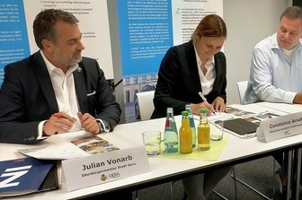 Zwickau und Gera unterzeichnen Vereinbarung zu nachhaltiger Mobilität - Die Oberbürgermeister Constance Arndt und Julian Vonarb unterzeichnen eine Vereinbarung, die auch Tobias Teich von der Zwickauer Hochschule und ein Vertreter der Hochschule Gera-Eisenach signieren.