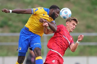 Zwickau und Jena liefern sich hitziges Derby - Augen zu und durch: Malik Talabidi (links) und Lennert Möbius im Zweikampf.