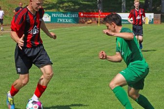 Zwickau und Reinsdorf-Vielau trauern Chancen hinterher - Ben-Daniel Schewski (links), hier im Zweikampf mit dem Mühltroffer Marcel Ottiger, musste sich mit seinen Teamkollegen vom ESV Lok Zwickau mit einem Remis begnügen. 
